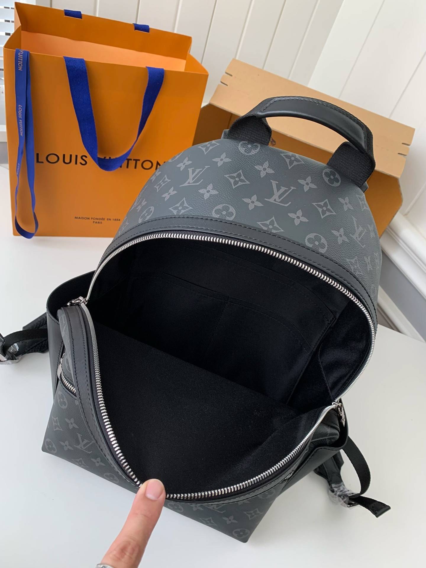 L*V 24s New DISCOverY Small Backpack M20558, Top Quality Size: 29 * 38 * 20cm