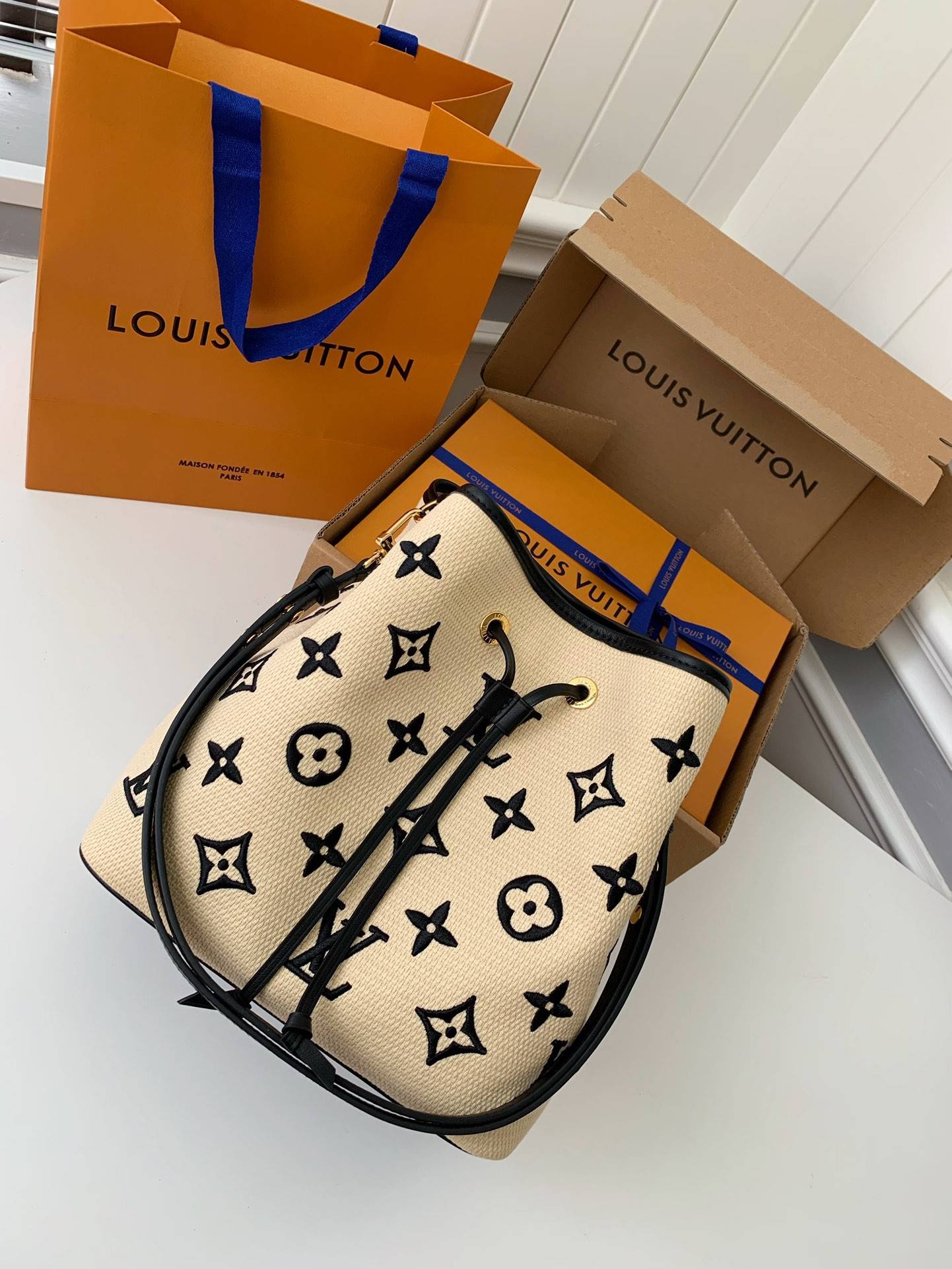 L*V's New Lafite Cotton Embroidery N é ONO é Bucket Bag M23080 Size: 26 * 26 * 17.5cm