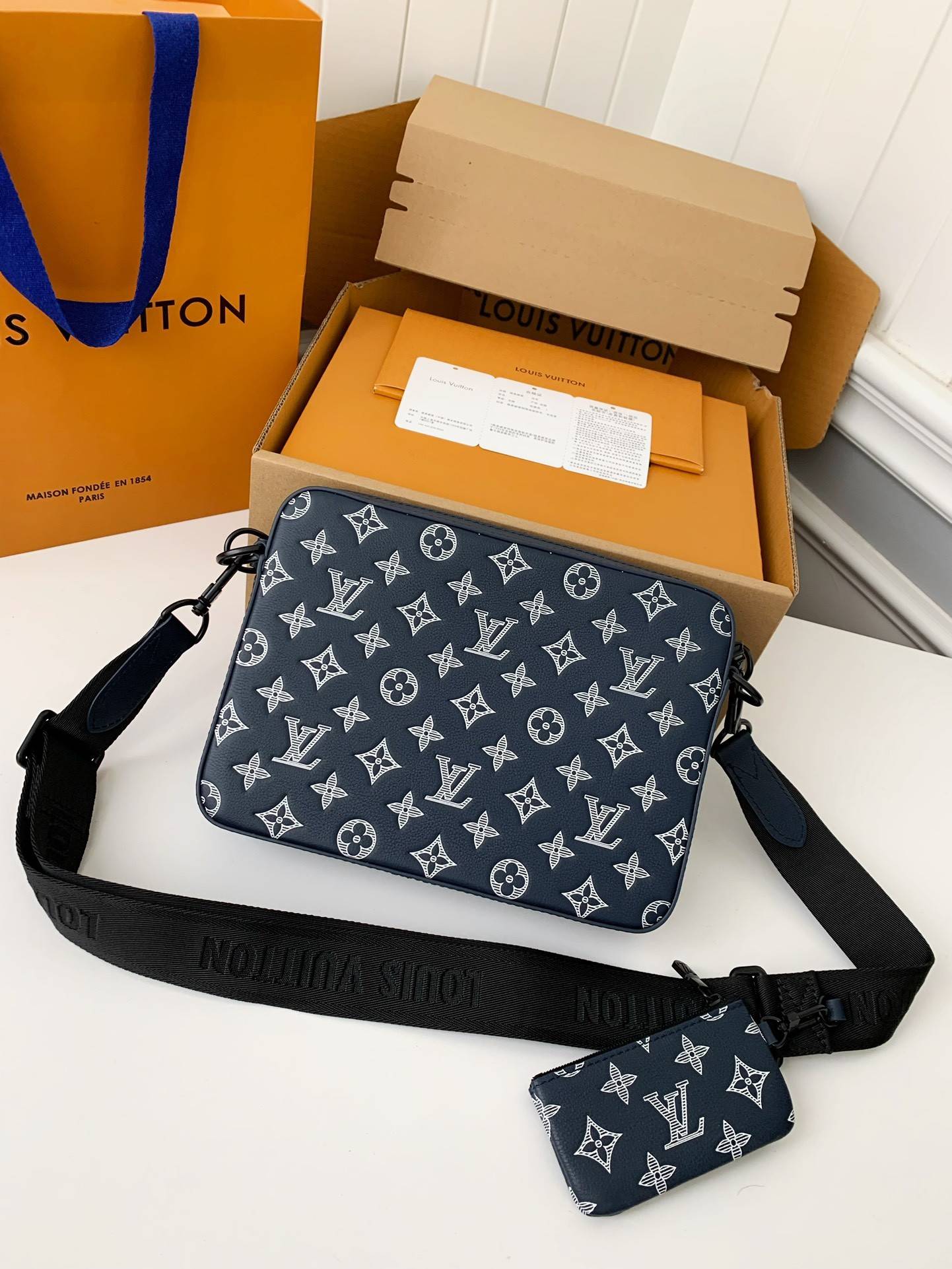 L*V The new TRIO Postman Pack M24753  Size： 25*18.5*7cm