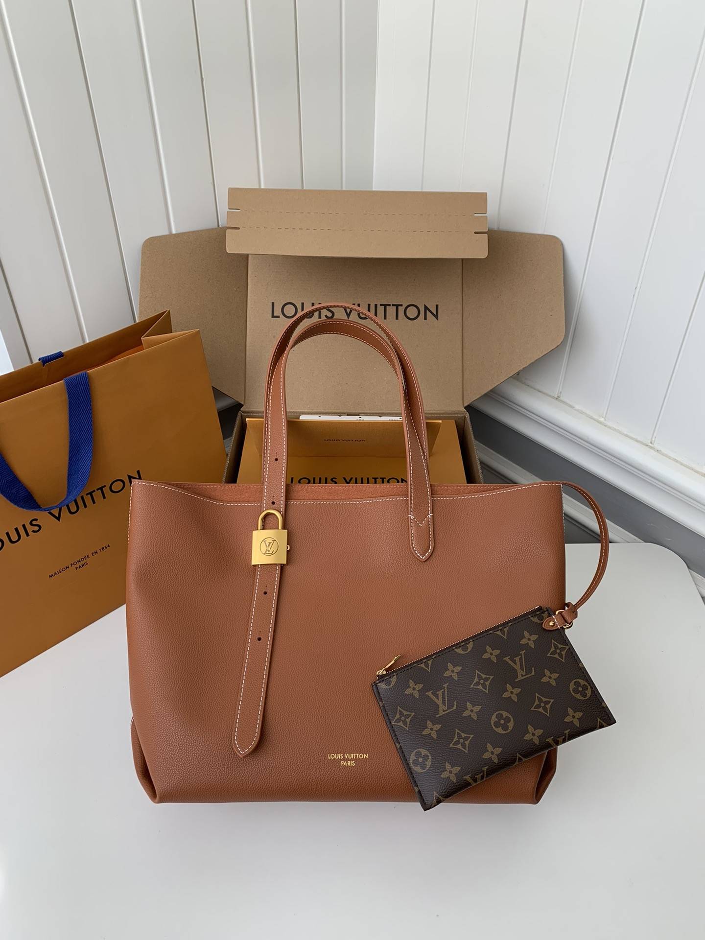 L*V Low Key Cabas Mid -number Handbag M25343 Size: 30*14*47cm