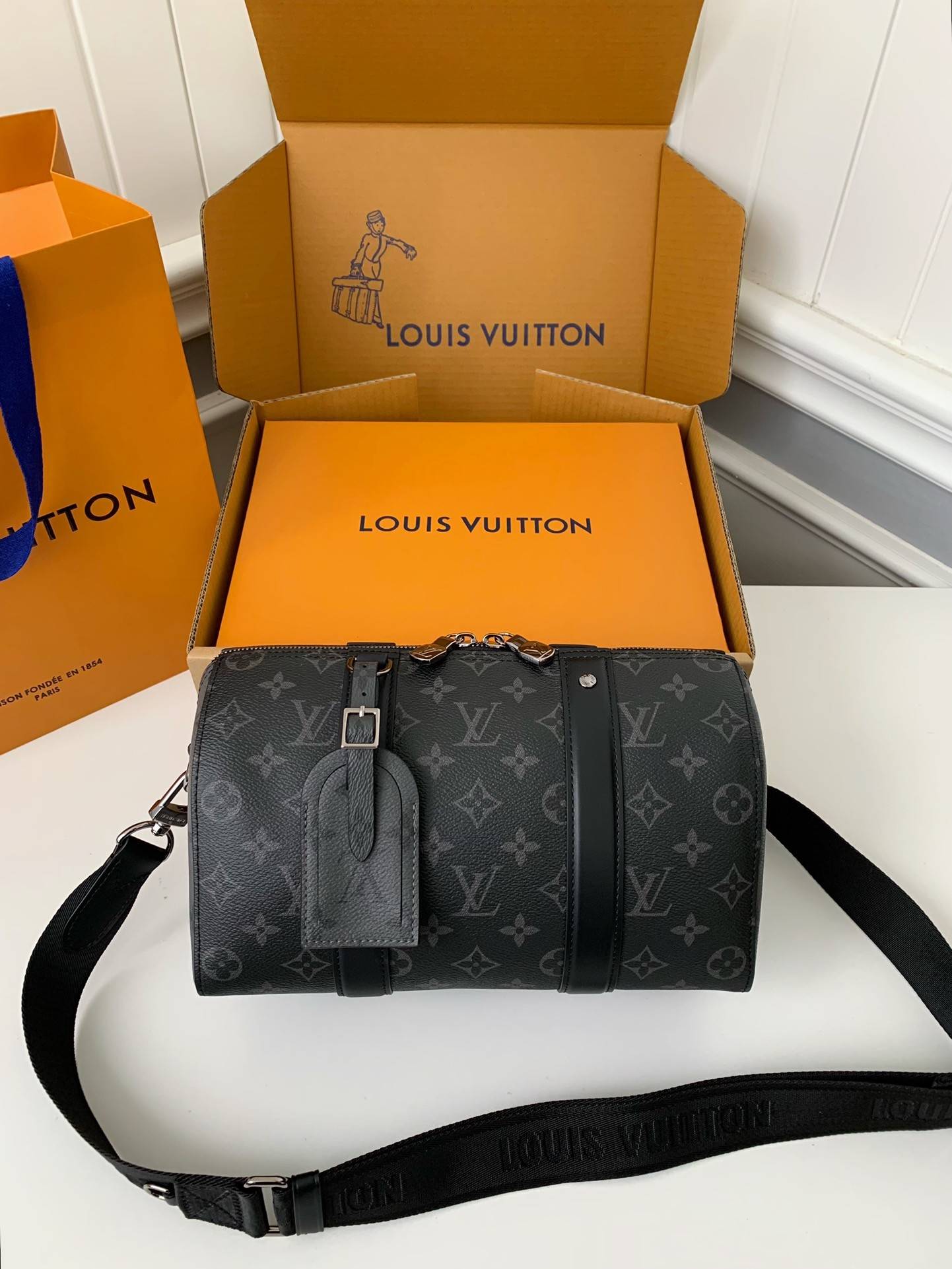 L*V CITY KEEPALL Men's Handbag M45936, Top Quality Size: 27 * 17 * 13cm