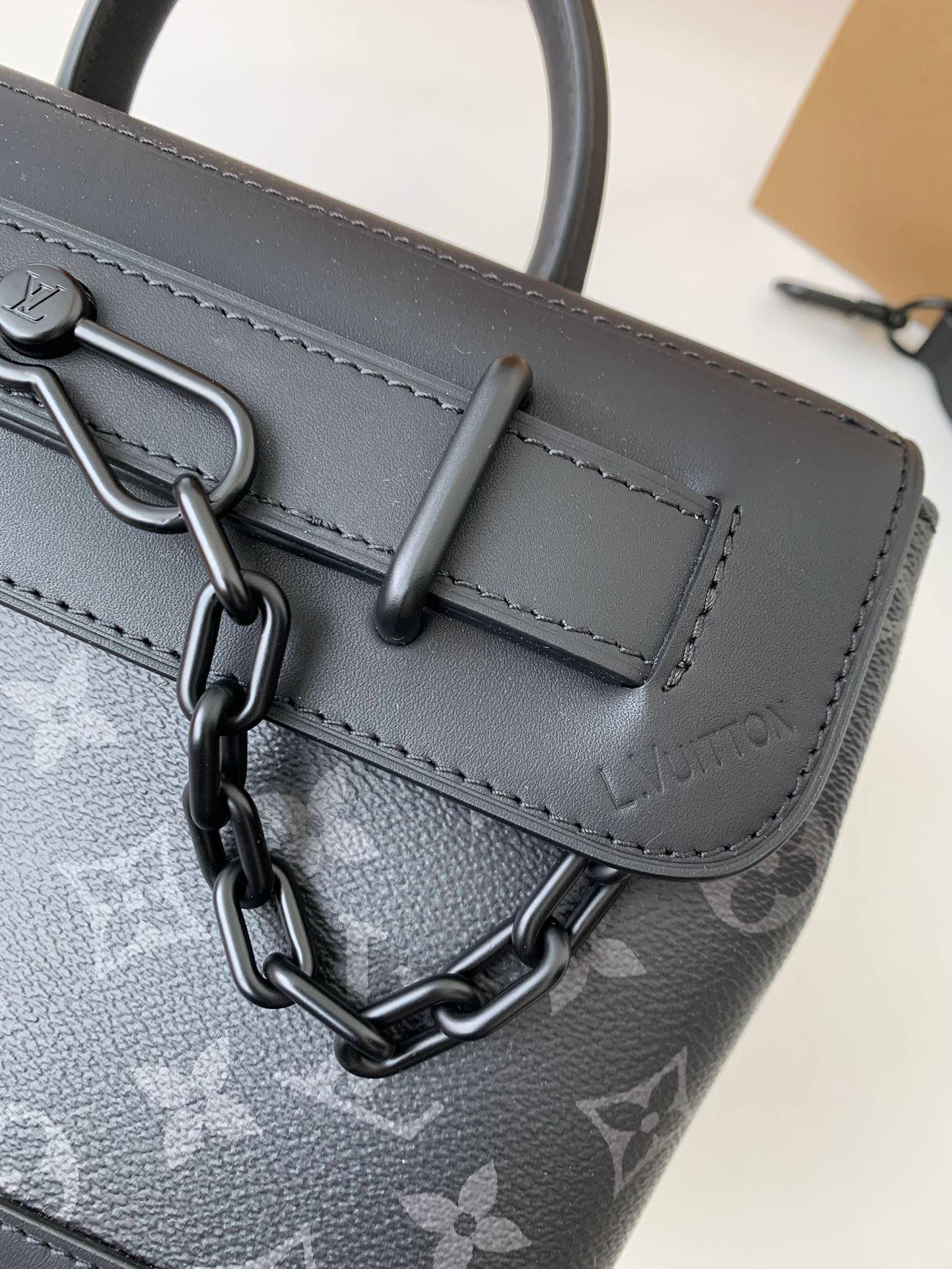 L*V's new Sac Plat Horizontal Zippé men's black flower briefcase M45165 Size: 31*39*8.5cm