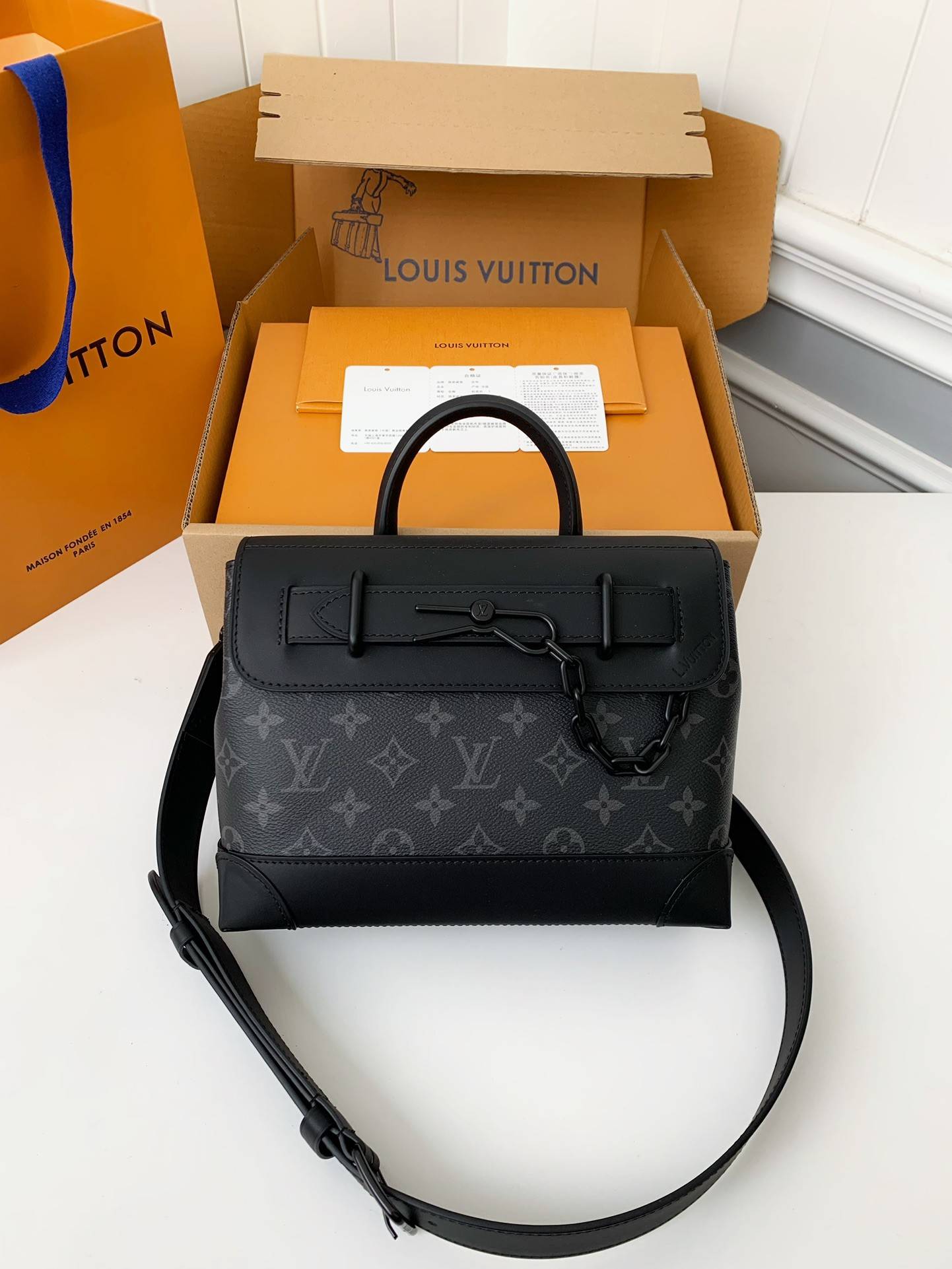 L*V's new Sac Plat Horizontal Zippé men's black flower briefcase M45165 Size: 31*39*8.5cm