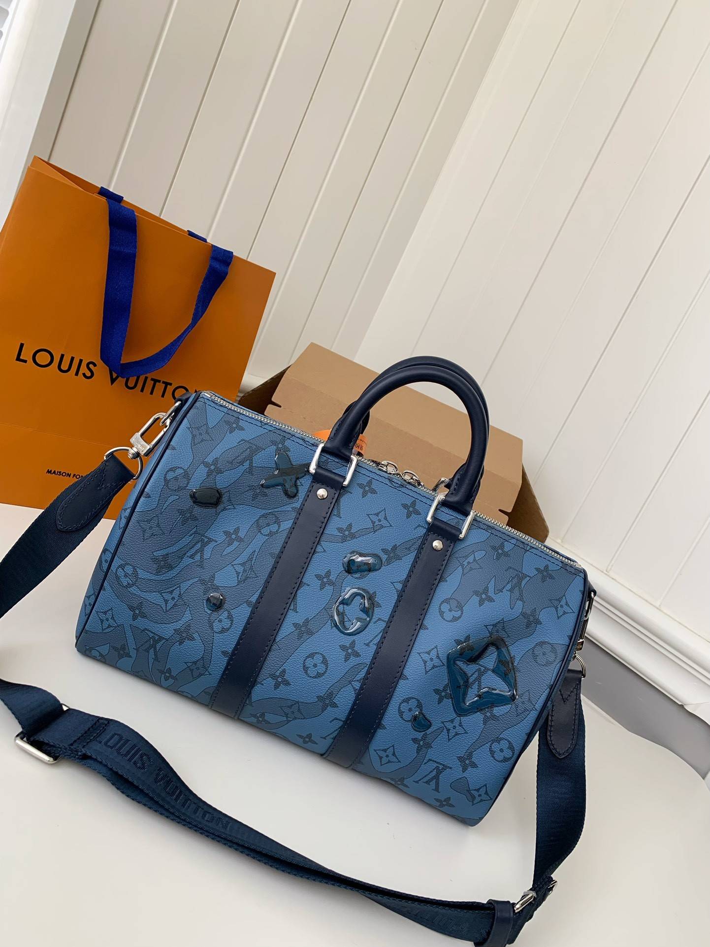 L*V's seasonal new Keepall Bandoulière 35 handbag M22573, 34 * 21 * 16cm