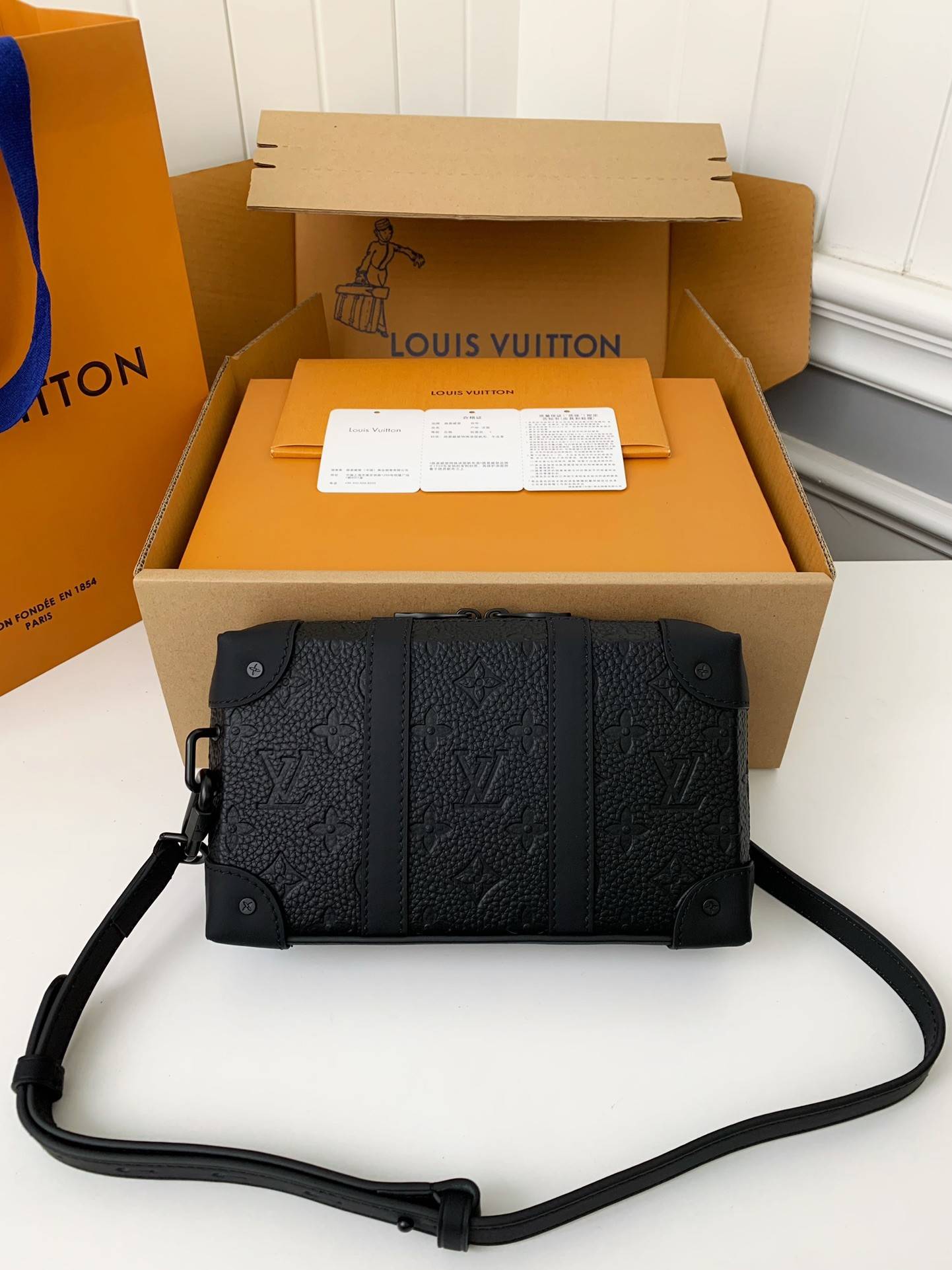L*V's new Sac Plat Horizontal Zippé men's black flower briefcase M80224 Size:  22.5*14*5cm