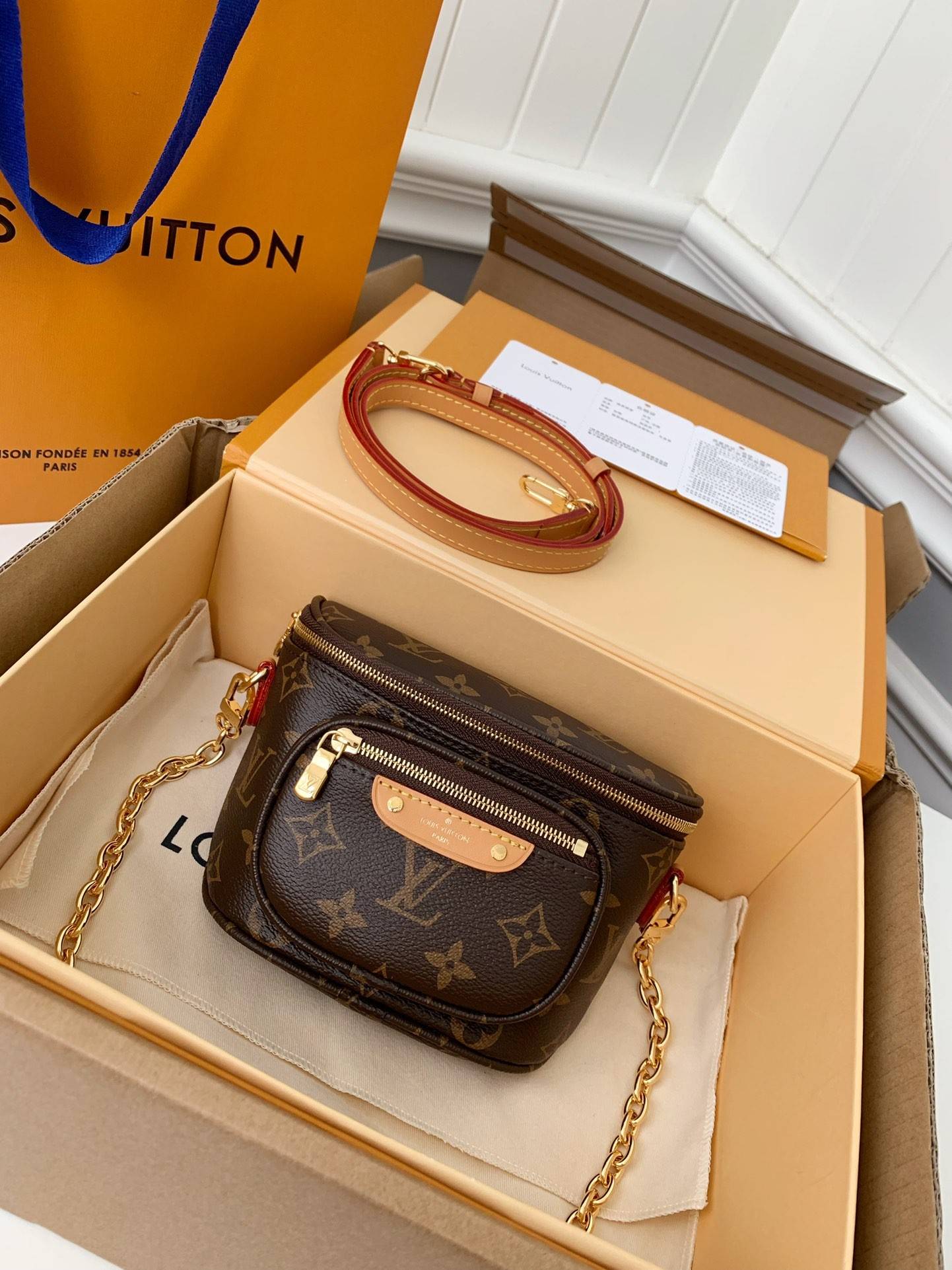 L*V's new MINI BUMBAG vintage handbag for the season M82335 is of top quality
