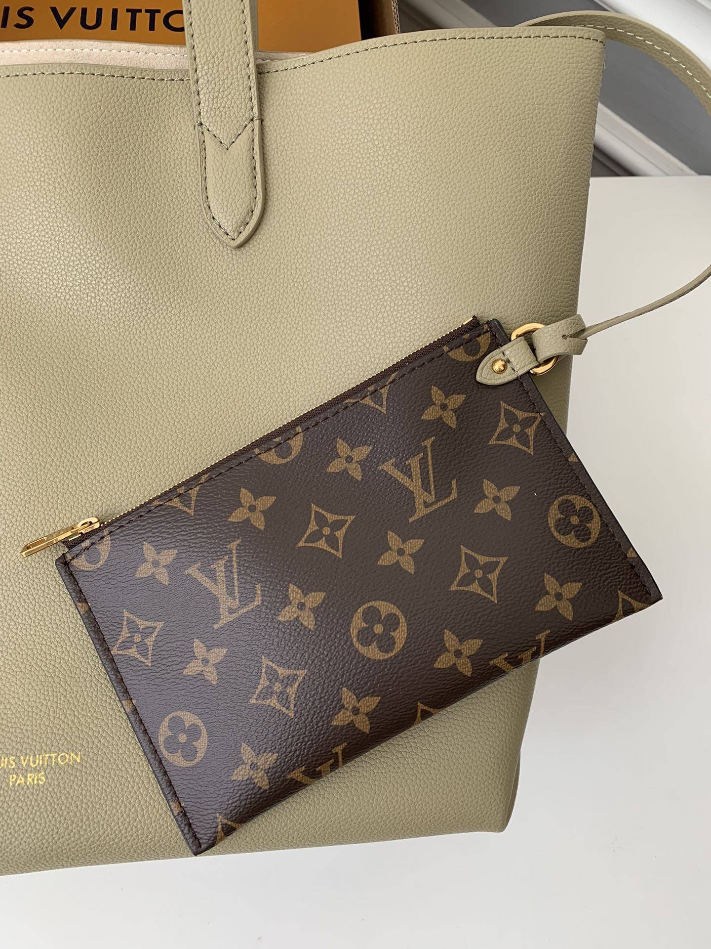 L*V Low Key Cabas Mid -number Handbag M25343 Size: 30*14*47cm