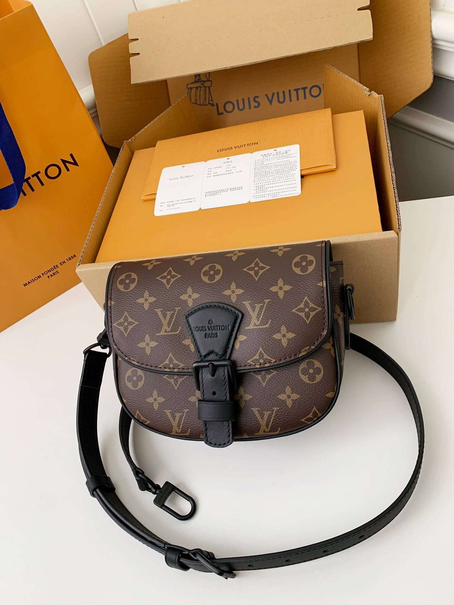 L*V New season Montsouris Small Messenger Bag M47060  Size：20*17*7cm