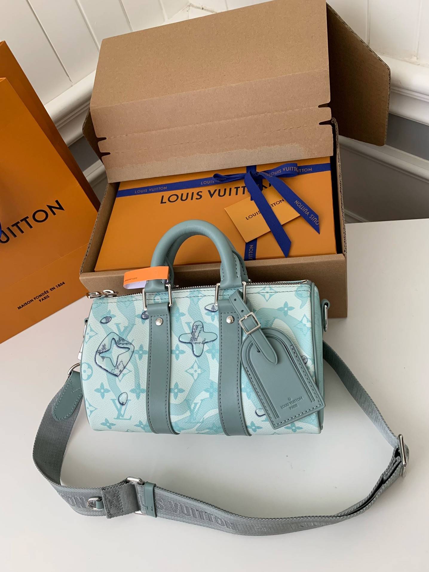L*V's seasonal new Keepall Bandoulière 25 handbag M22527，25*15*11cm