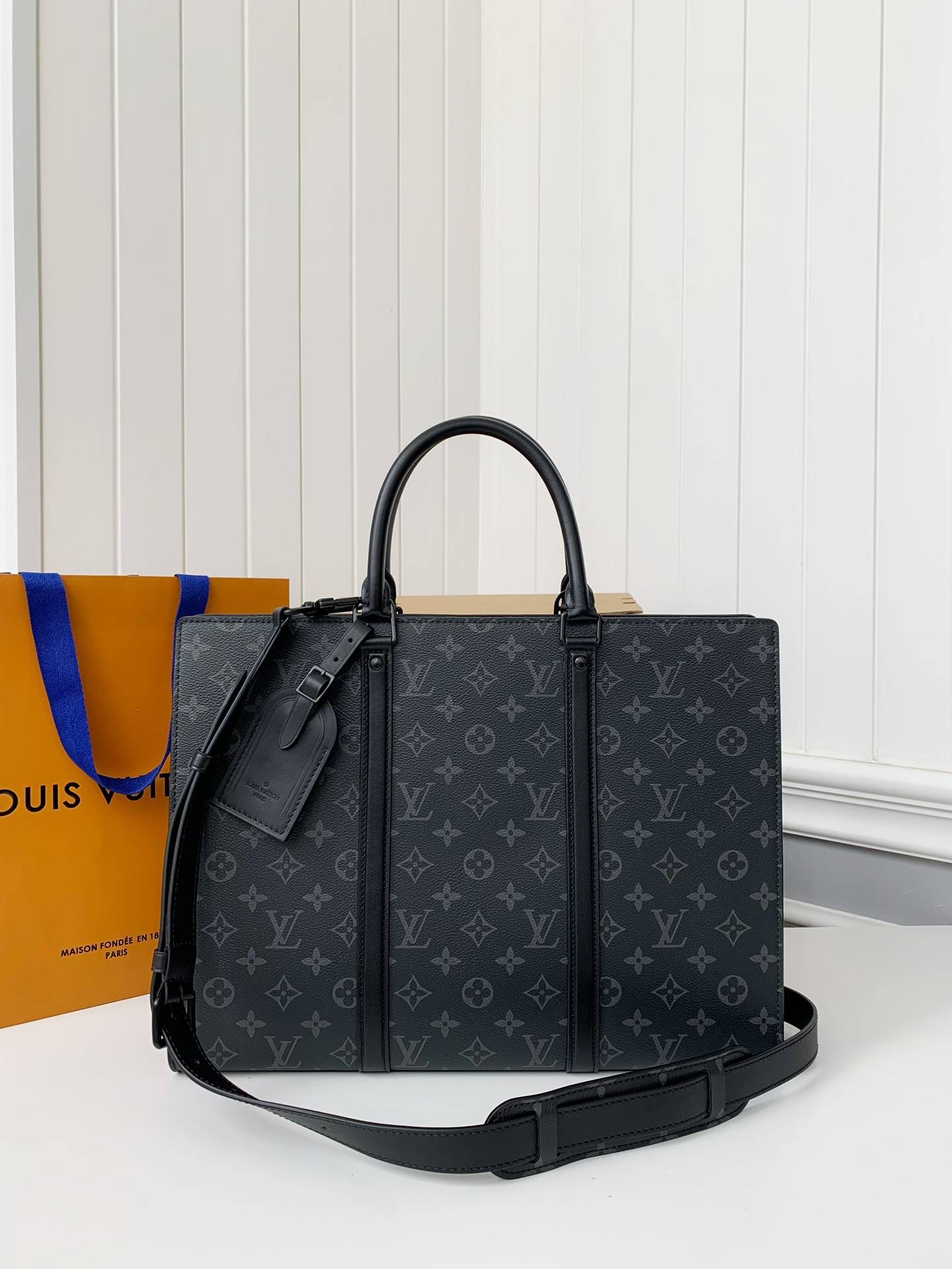 L*V's new Sac Plat Horizontal Zippé men's black flower briefcase M45165 Size: 31*39*8.5cm