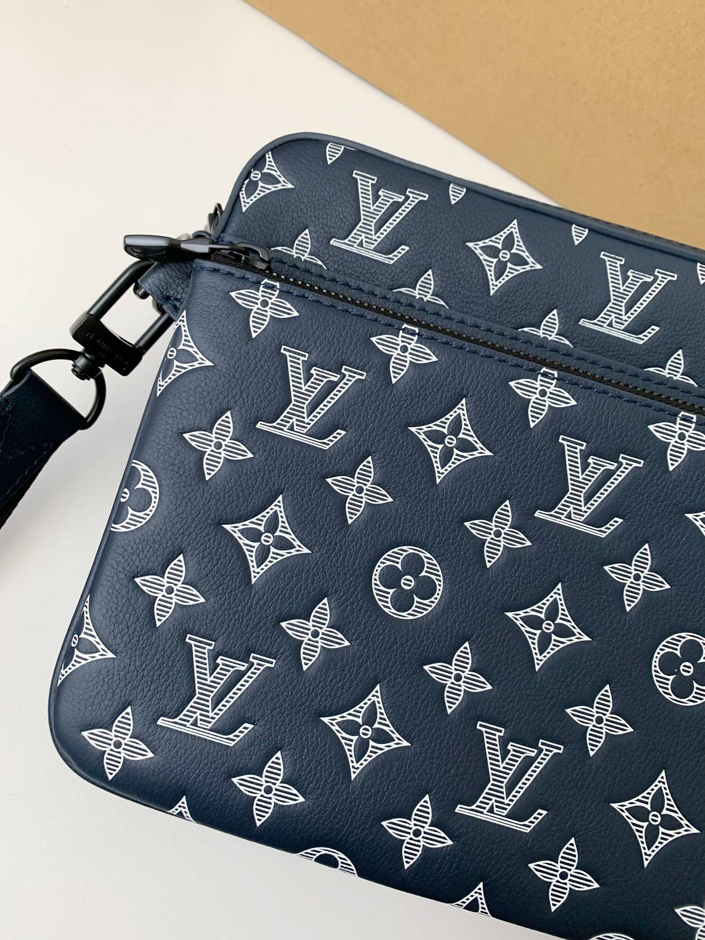 L*V The new TRIO Postman Pack M24753  Size： 25*18.5*7cm
