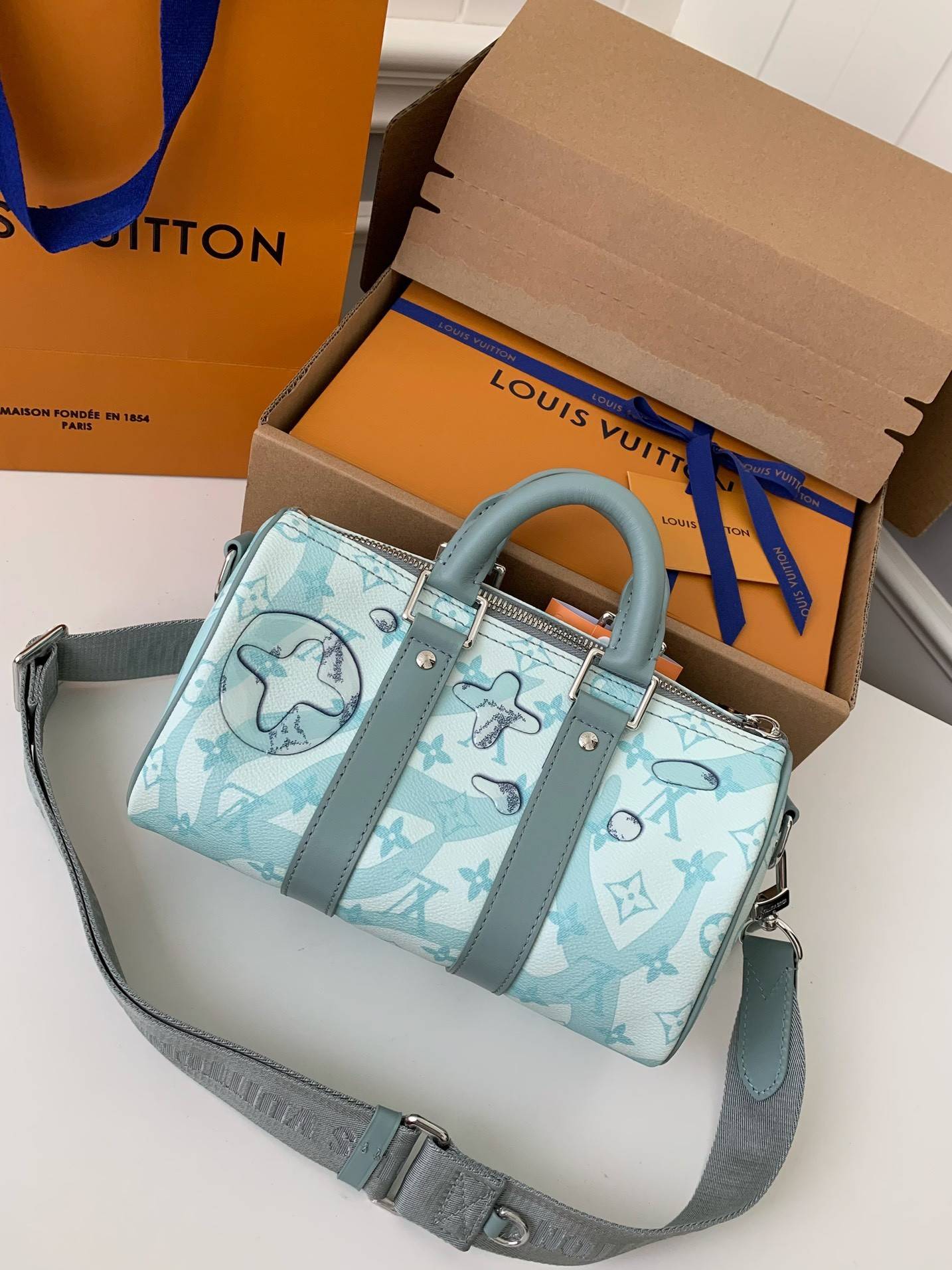 L*V's seasonal new Keepall Bandoulière 25 handbag M22527，25*15*11cm