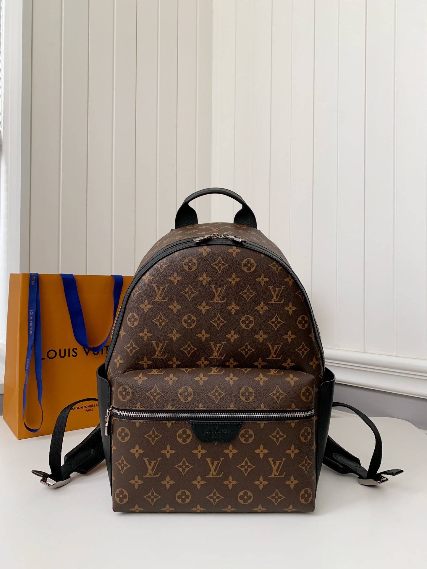 L*V 24s New DISCOverY Small Backpack M46684, Top Quality   ?Size: 29 * 38 * 20cm