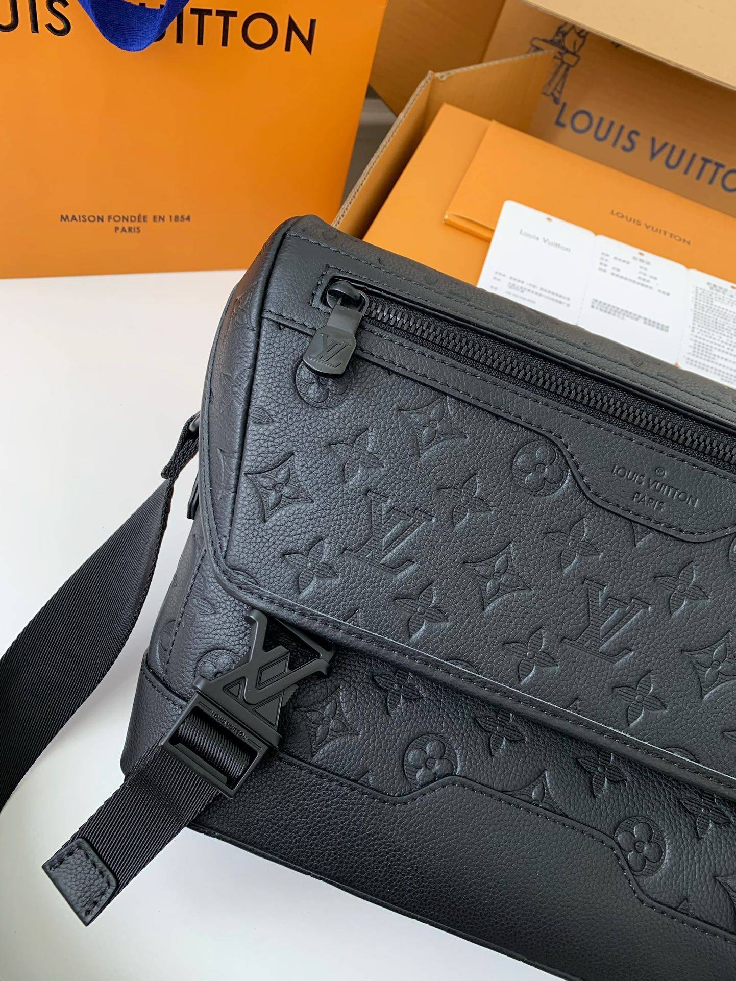 New L*V VOYAGER small men's messenger bag M25121 Size: 33*22.5*11cm