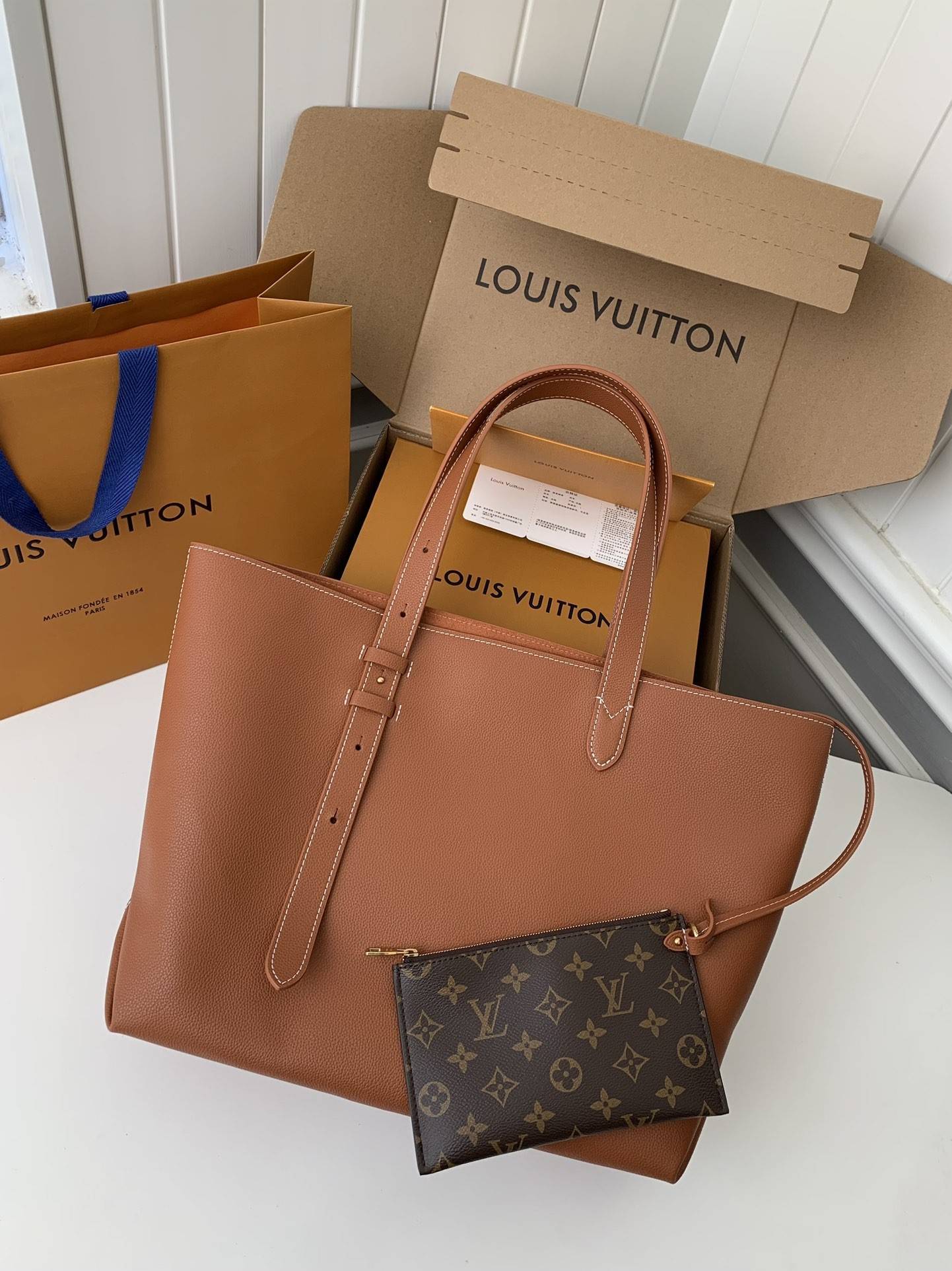L*V Low Key Cabas Mid -number Handbag M25343 Size: 30*14*47cm