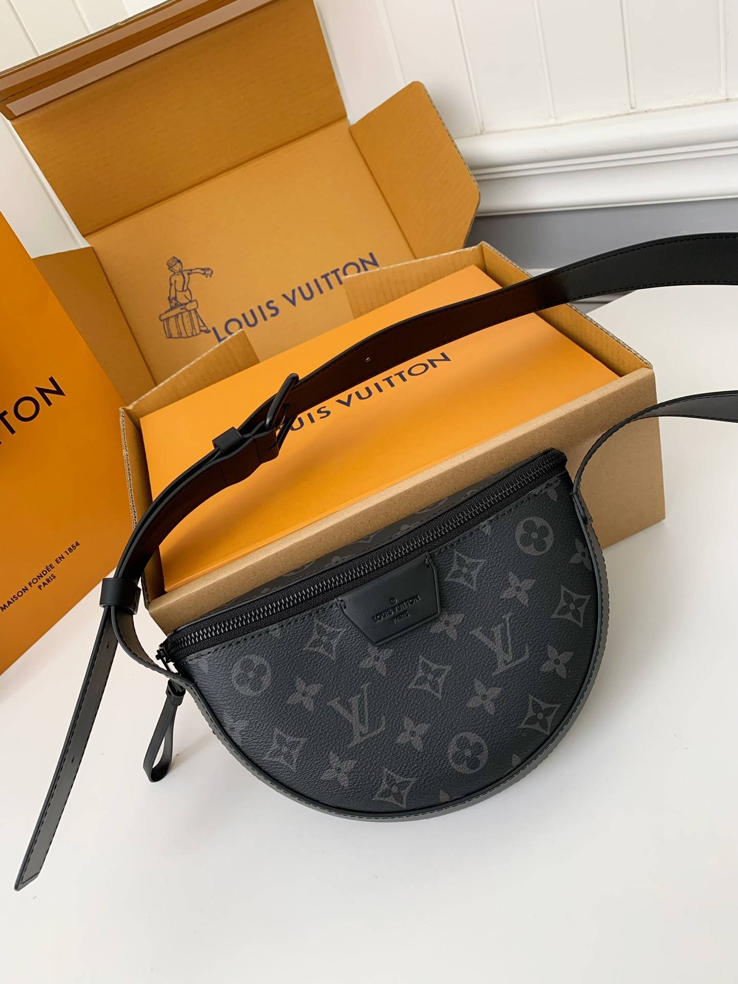 L*V Autumn/Winter New L*V MOON CROSSBODY Handbag M23835, Top Quality Size: 24.5 * 16 * 4.5c