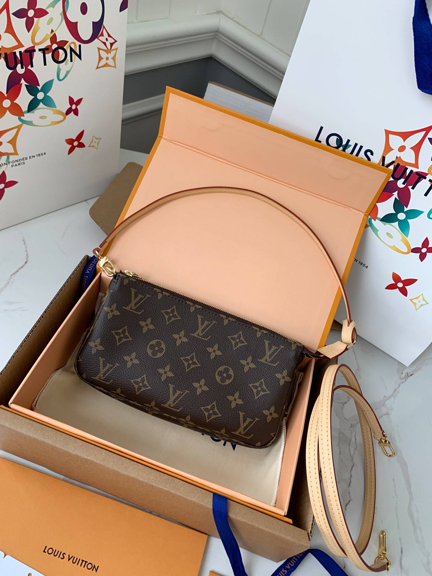 L*V Pochette Accessories M40712 size：23.5*13.5cm