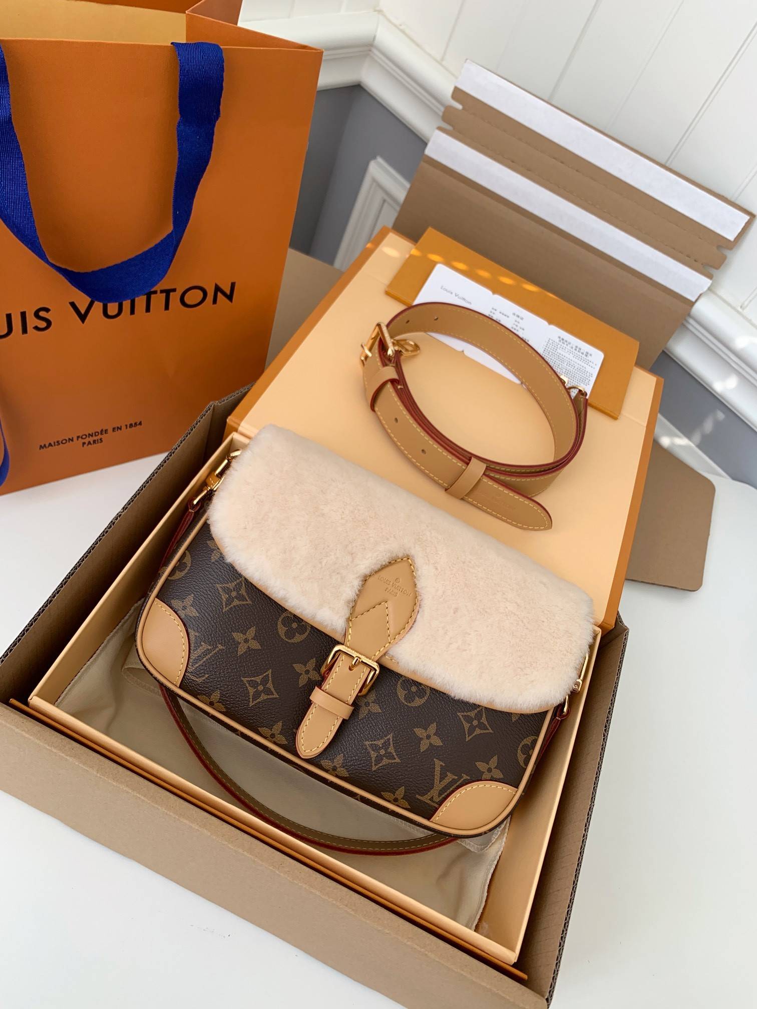 L*V DIANE baguette M46317 size:9*15*24cm