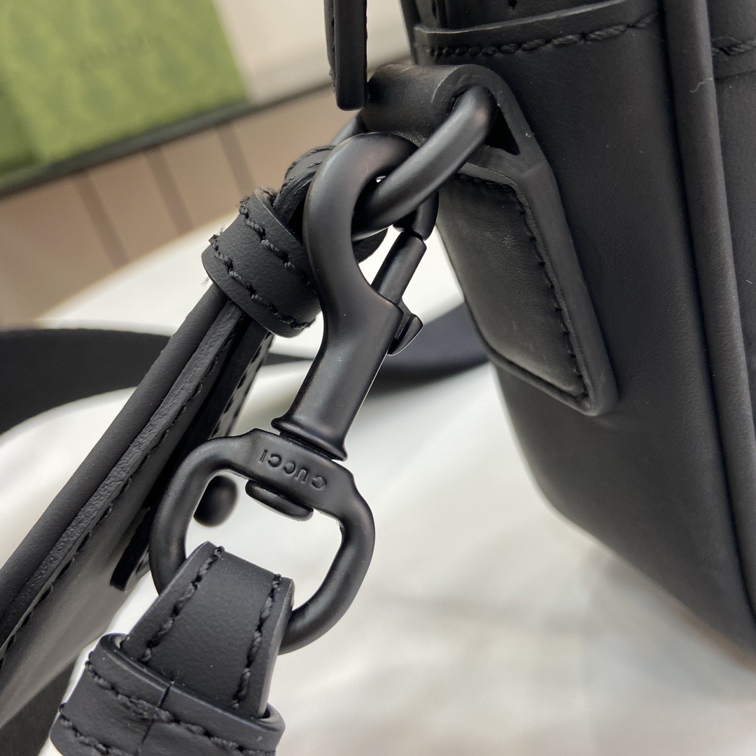 G*u*i crossbody bags a range of men's bags in black rubber effect leather model: 771293. dimensions: 17* 24* 5cm