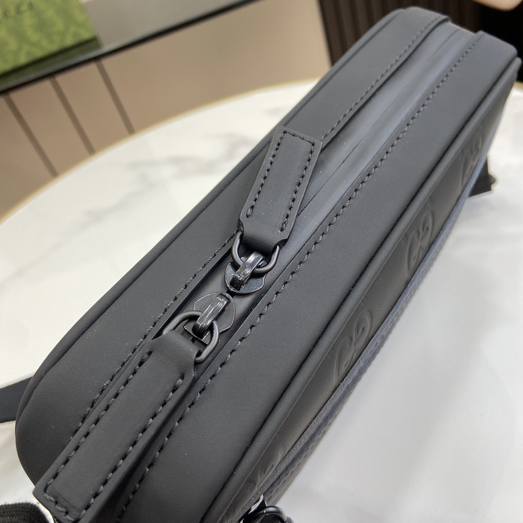 G*u*i crossbody bags a range of men's bags in black rubber effect leather model: 771293. dimensions: 17* 24* 5cm