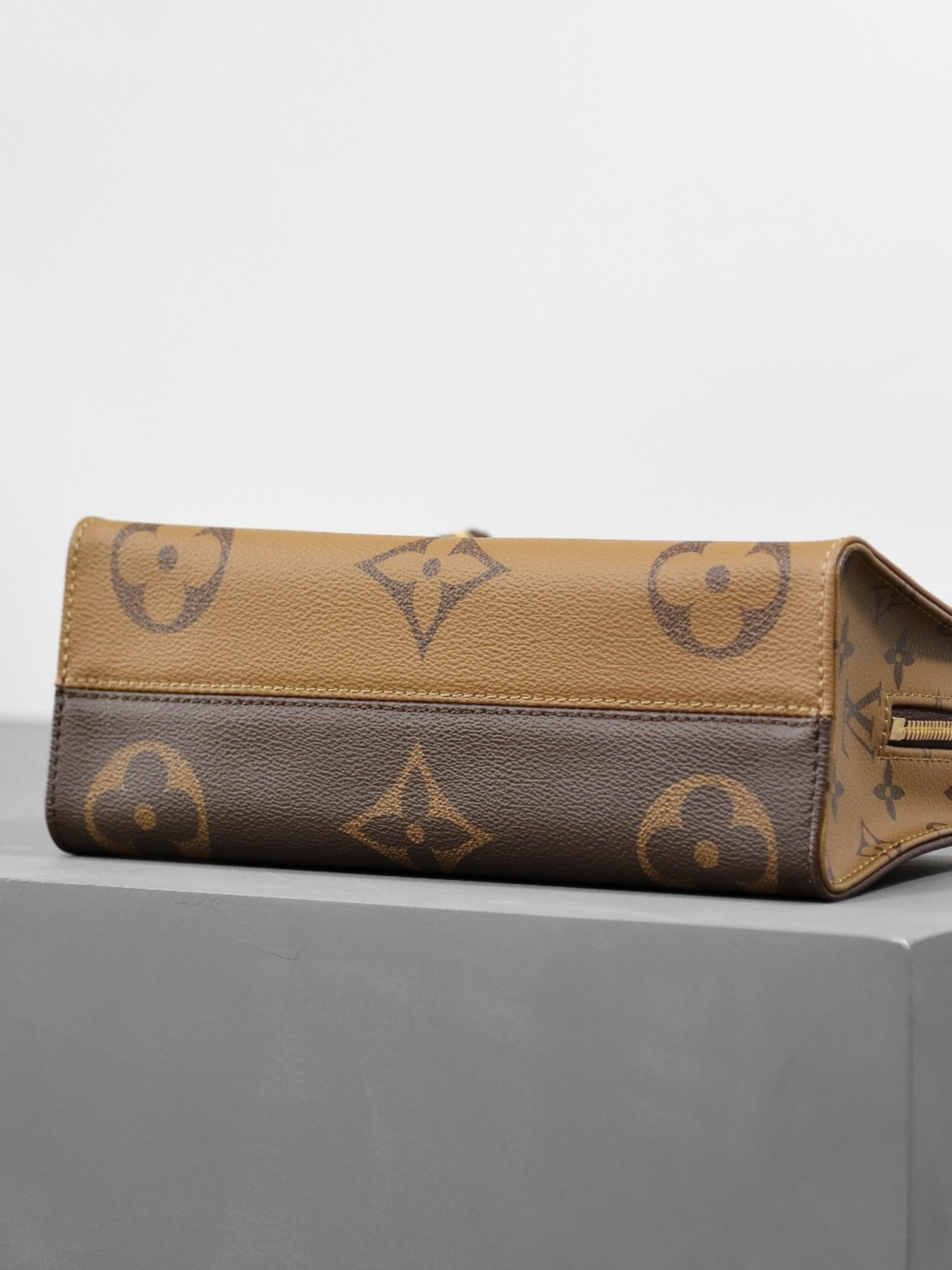 L*V's Seasonal New ONTHEGO Horizontal Handbag M46653 Top Quality Size: 25 * 13 * 10cm