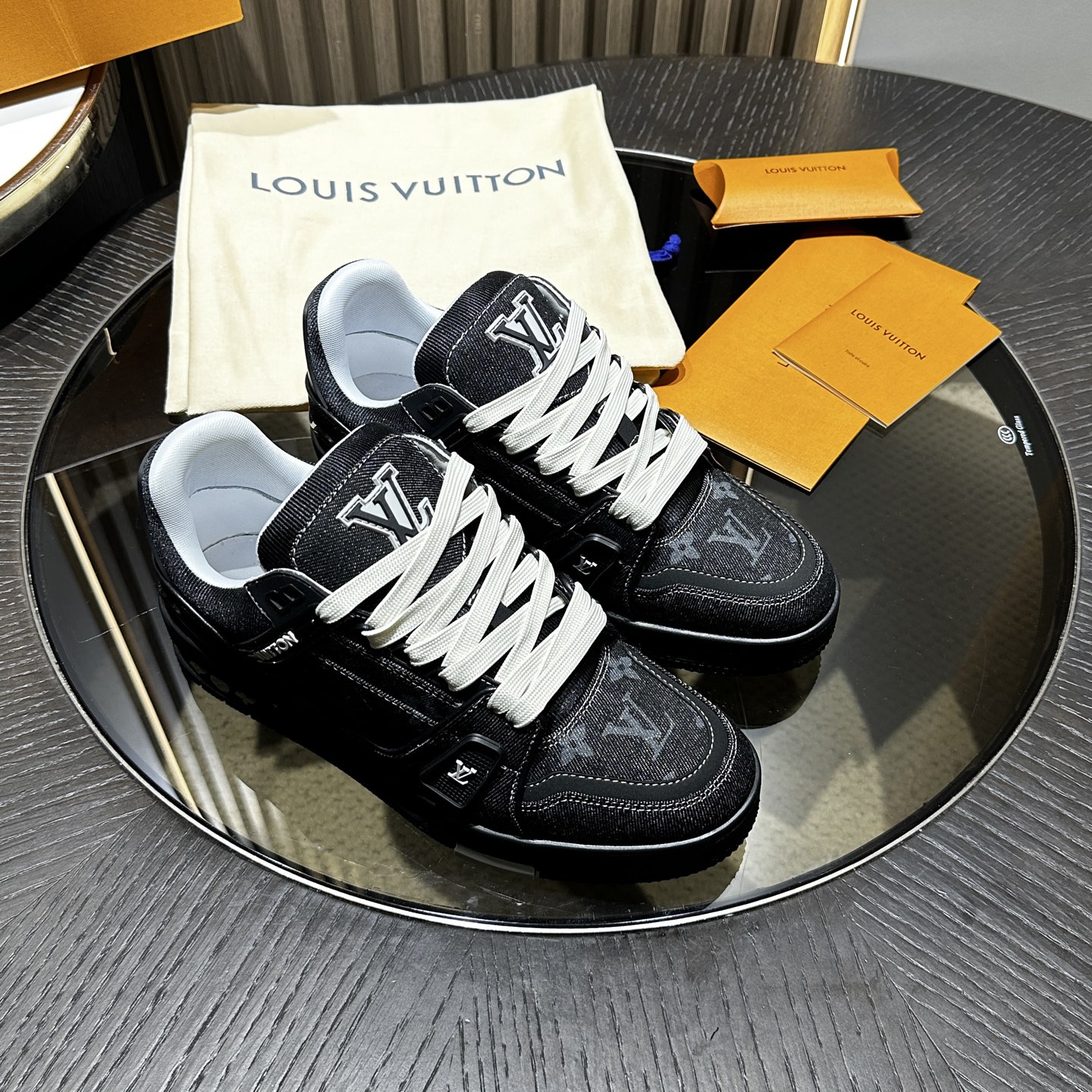 L*V TRAINER Sneakers