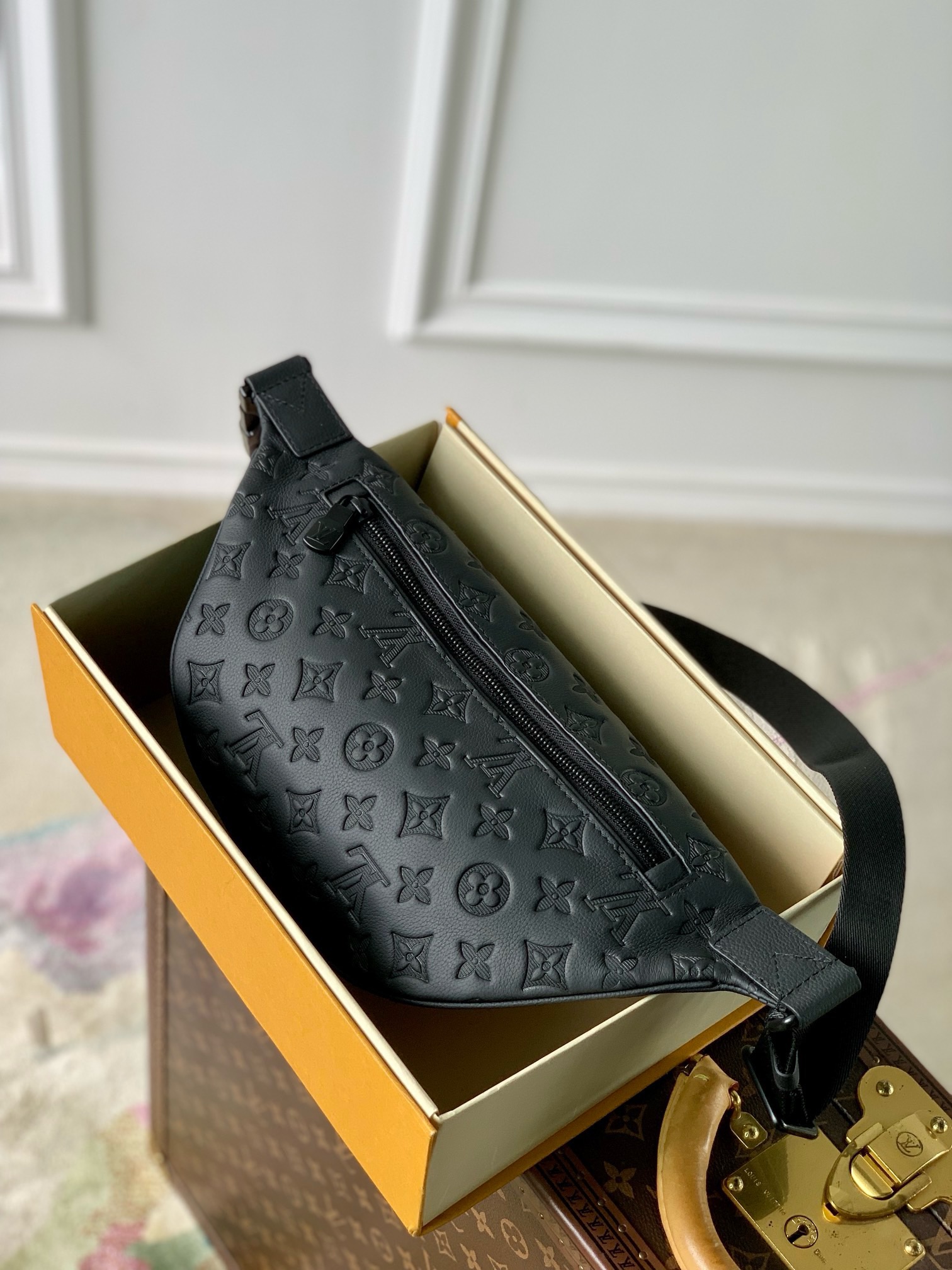 LV Discovery Monogram Shadow M46036