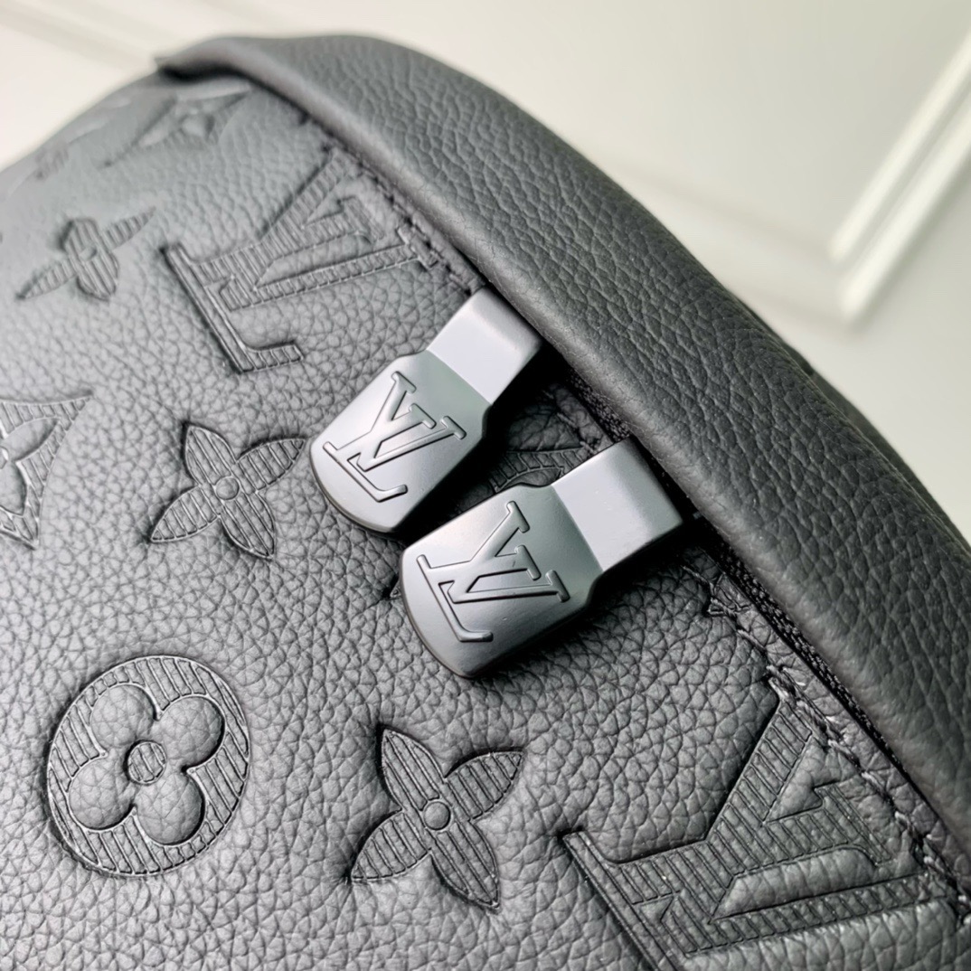 LV Discovery Monogram Shadow M46036