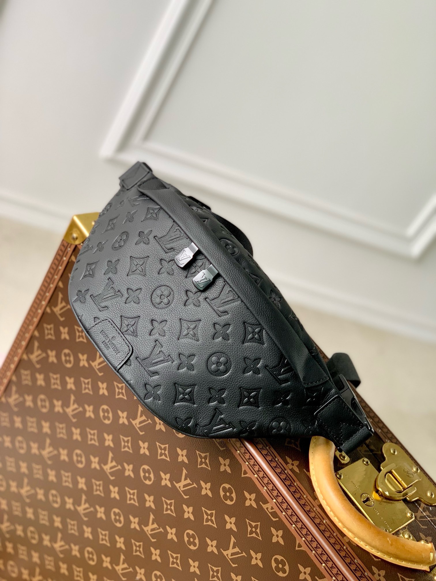 LV Discovery Monogram Shadow M46036