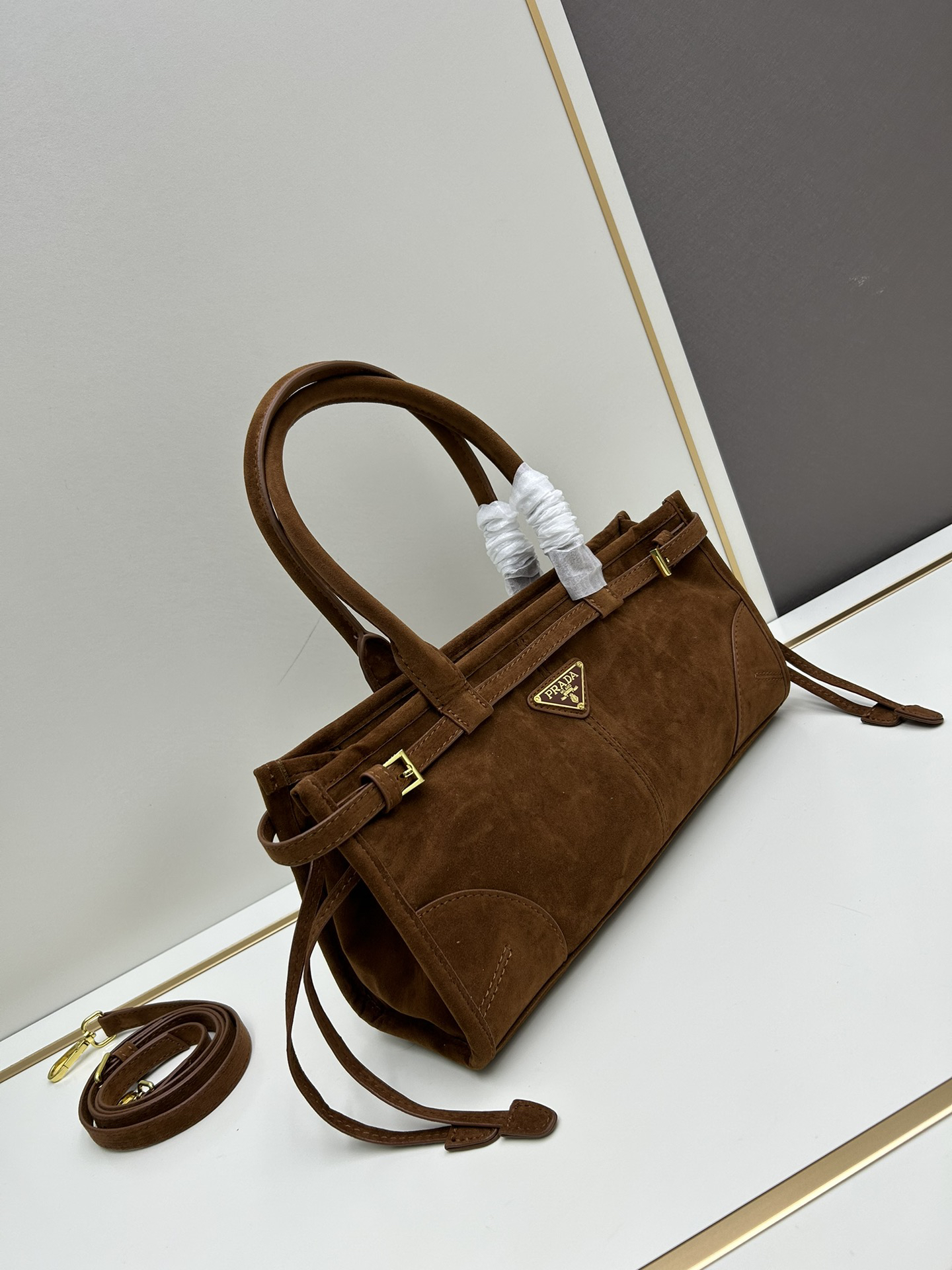 Prada matte size 32x15x11, style number 2452 [ADA new product] retro style, black waxed leather, the new favorite handbag!